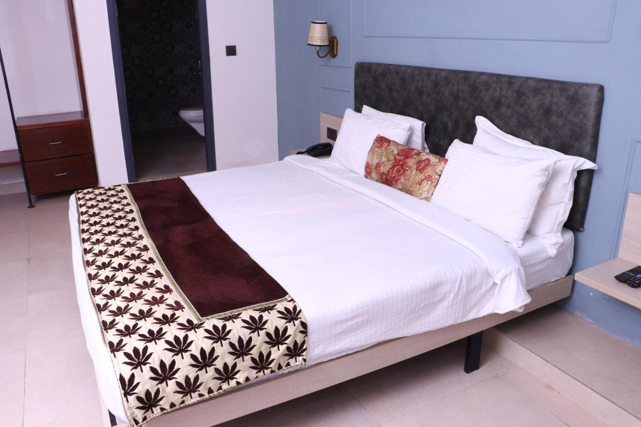 Virohaa Garden Hotel Ghaziabad Exterior photo